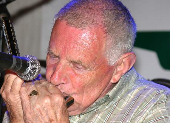 Tributes paid to folk musician and family man
