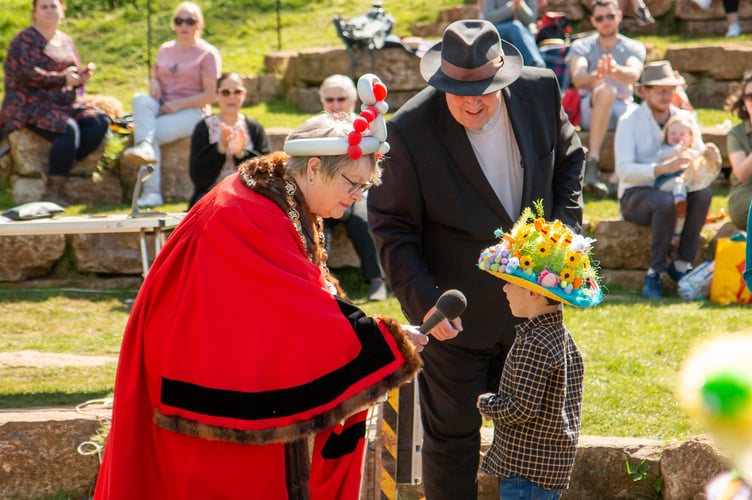 Mayor of Midsomer Norton, Lynda Robertson, awarded prizes for the Easter Bonnet Competition.