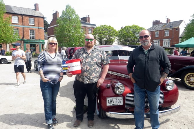 Dan Webb with his collecting bucket for the  British Red Cross beside probably his favourite vehicle that morning, a 1940 Chevrolet Special de Luxe with its owners Simon and Caroline Cornford of Sampford Courtenay.  SR 1774
