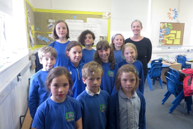 In rehearsal, most of Yeoford School’s Junior Singers with their choir Leader, Alice Moseley.  SR 2074
