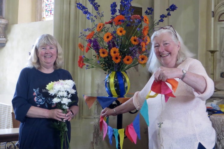 Left, Joan Jenner with Jacquie Bausch who created this arrangement depicting the beach.  SR 2013
