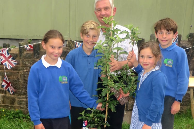 Before the tree was planted, Nick Yarnold with school children.  SR 2377
                               