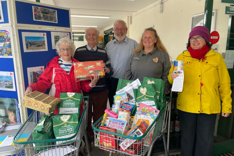 Margaret Tucker, left, with her partner Derek Shapland, Hugh Scudder, centre, Morrisons community champion Mandy Fosbrooke and right, volunteer Sandra Martin.  AQ 6244
