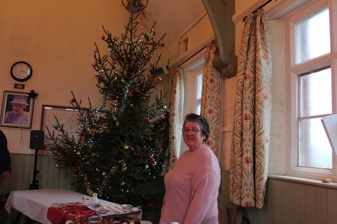 An almost sold out stall at Hittisleigh with the huge Christmas tree from a local grower.  SR 6620
