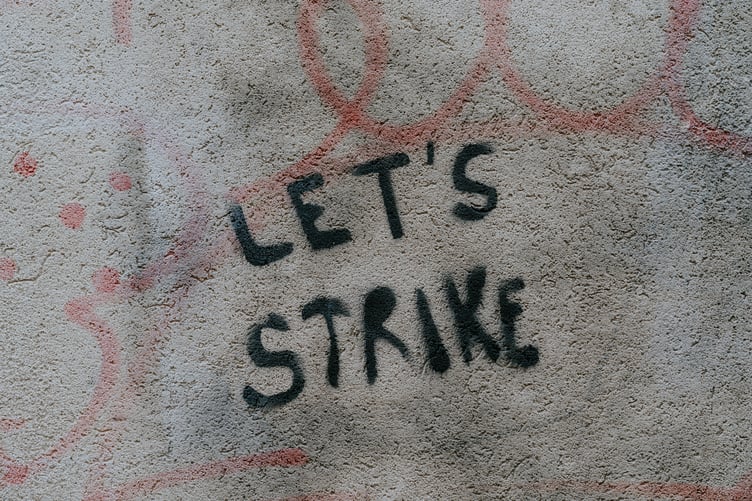 Teachers strike Ð 23 schools across Devon affected