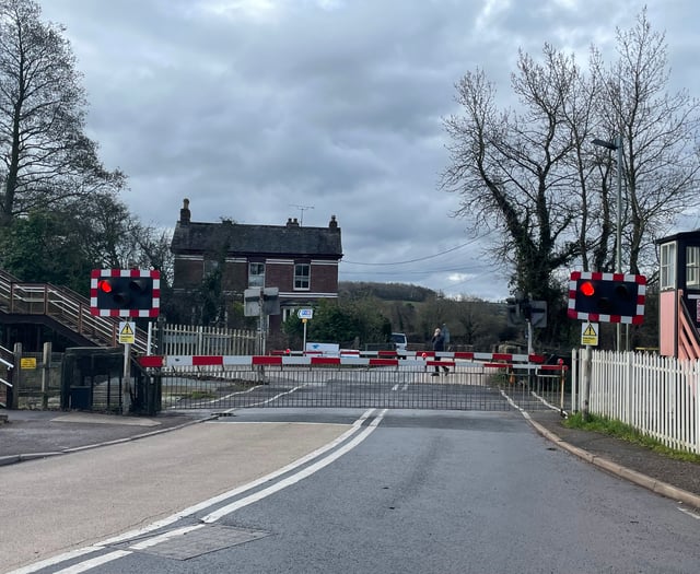 BREAKING NEWS: Crediton Railway level crossing barrier break-down
