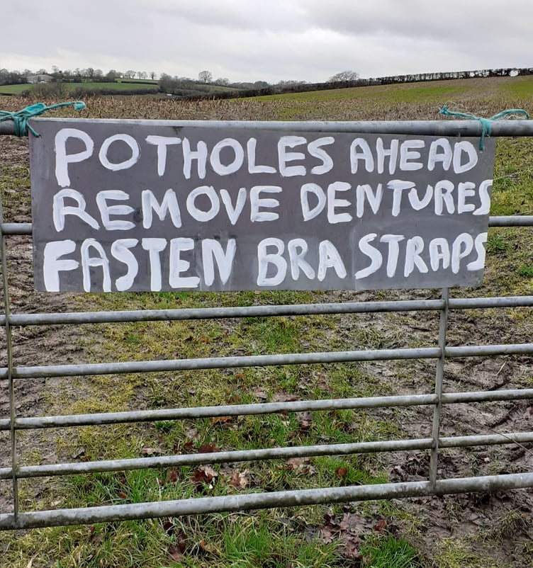 The pothole sign on the gate at Stockleigh English.