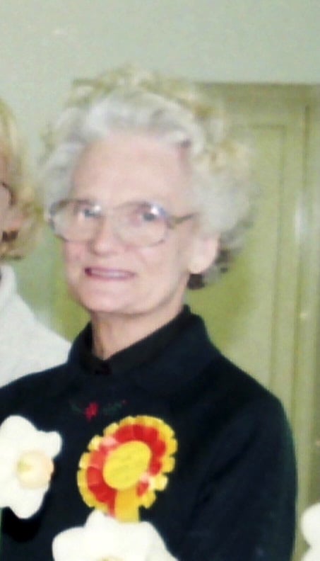 Una Hobbs was among the April 1999 Trophy and cup winners at Bow Flower Show. DSC01444