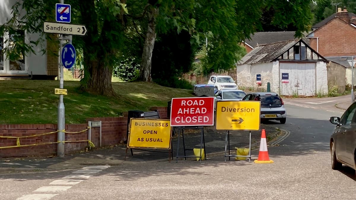 Road closed signs causing confusion in Crediton | creditoncourier.co.uk 