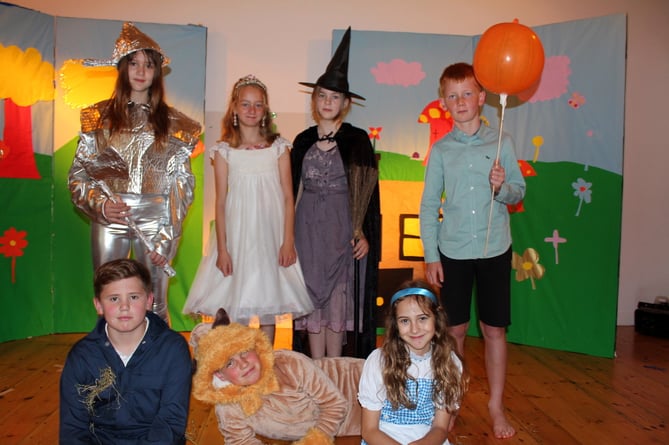 Tin Man, Good Witch, Wicked Witch, the Wizard and (at front) the Scarecrow, Lion and Dorothy.  SR 8387