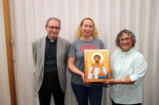 Anna Mazar, centre, presenting the Icon to Sandra Collier, right, with Rev Preb Matthew Tregenza, left.  AQ 1784
