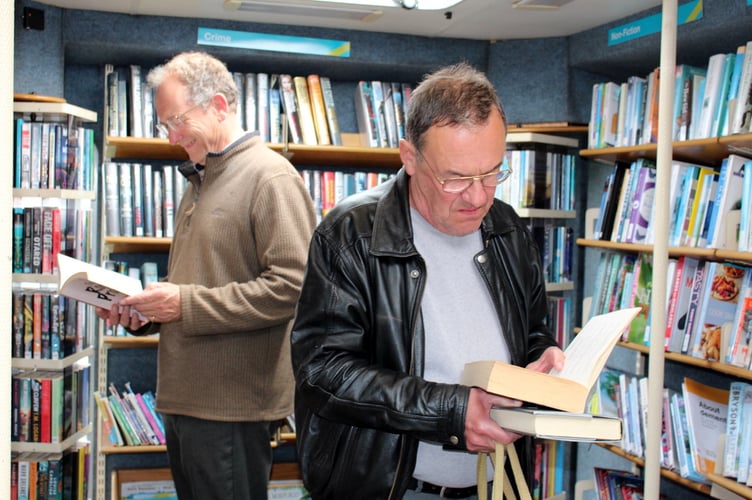 Choosing books. SR 8799