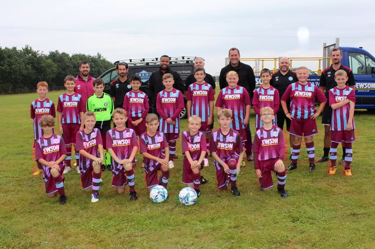 Copplestone Lions wearing their Jewson’s strip with at back left to right, Luke Marcus-Embleton (Assistant Manager), coach Matt Hooper, Aaron Foster and Darren Fox of Jewson’s, Rob Holland owner of RKH Construction Limited, Neil Carpenter (Manager) and coach Dan Snell. SR 9047