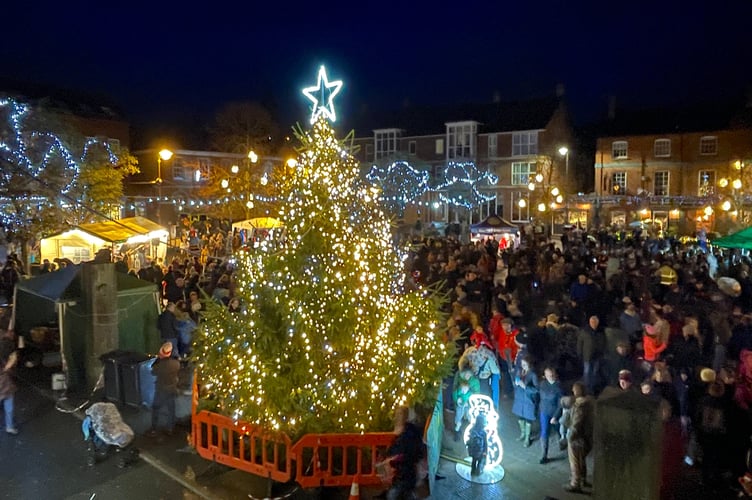 The tree and a full Town Square last year. AQ 9763