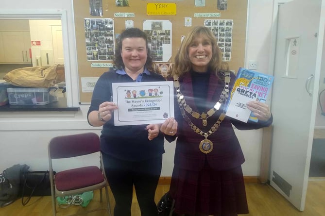 Cllr Lynn Daniel presenting her first Mayor’s Young Person Green Award to Okehampton Girl Guides.
