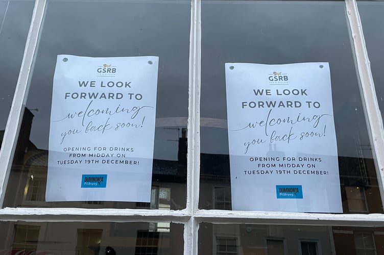 The notice in the window of the General Sir Redvers Buller pub explaining that it will re-open for drinks only from 12 noon on Tuesday, December 19. AQ 1949