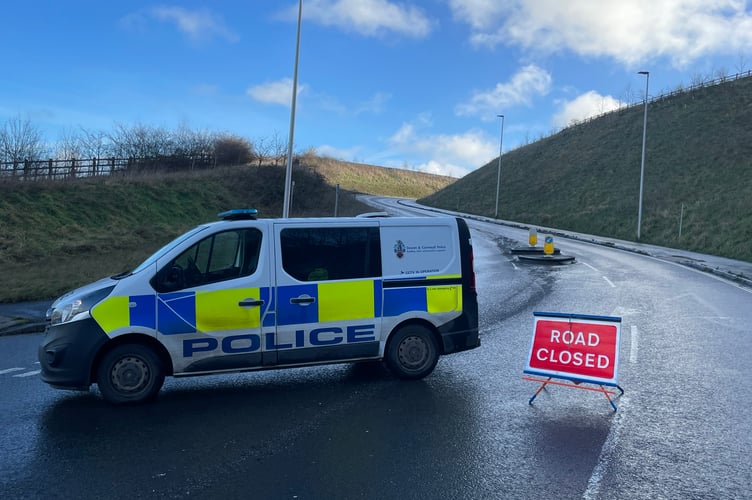 The police have closed the road in both directions at Wellparks Hill.  AQ 2904