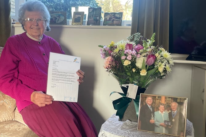 Margaret Phillips with her letter of thanks and flowers.  AQ 4708
