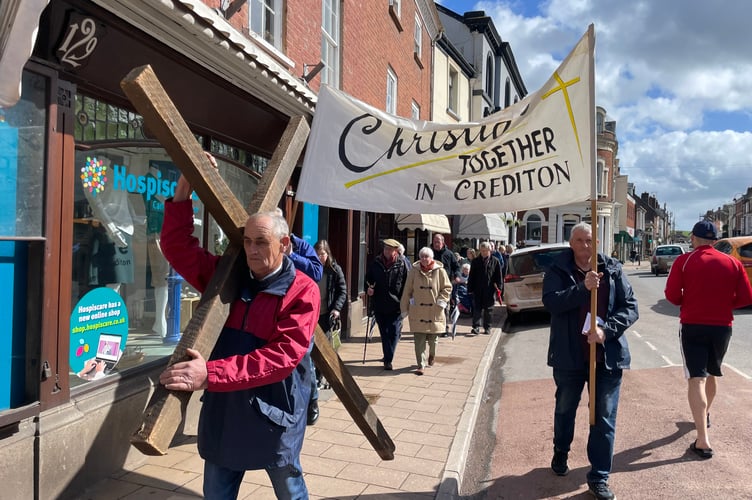The Procession heading up Crediton High Street. AQ 9111