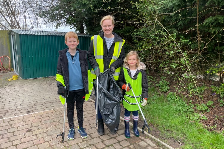 A family of litter pickers during the Copplestone event. AQ 7968