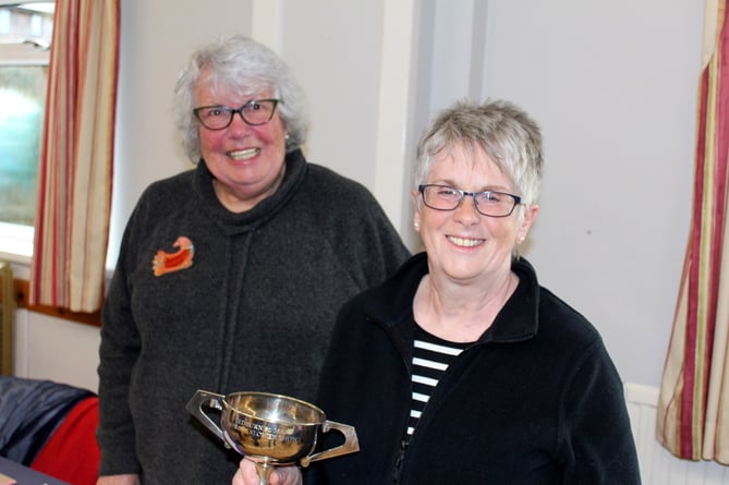 Jackie Titchen (right) with the cup for gaining most points in the show, presented by Marie Finlinson.  SR 9602

