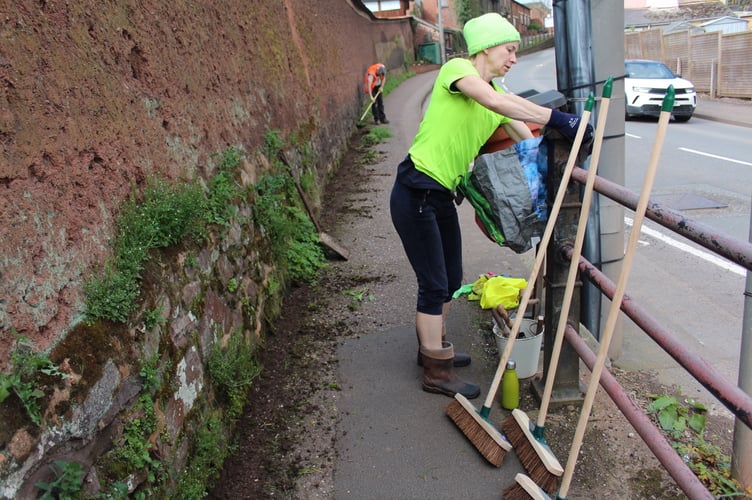 Hanging up a rubbish bag.  SR 9648
