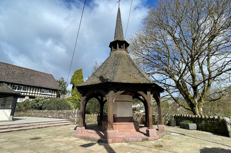 Crediton Town and Hamlets War Memorial.  AQ 9959