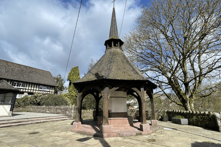 Crediton Town and Hamlets War Memorial. AQ 9959