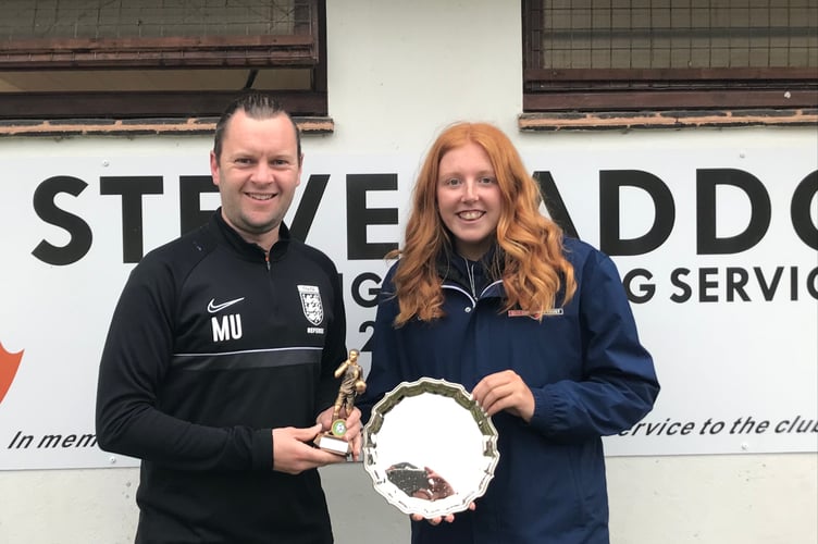 Matt Uren presenting the James Uren Award to Jess Sandland.