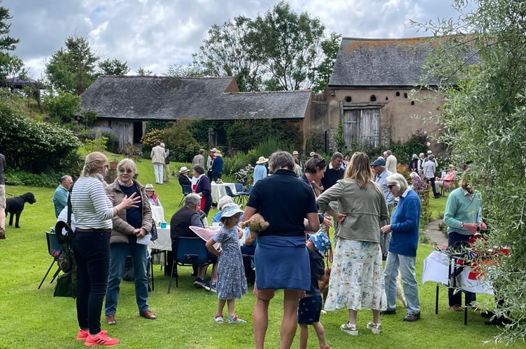 There was plenty of time to chat at the Open Garden event.  AQ 5310