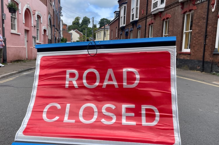 The road closure sign at Searle Street, Crediton.  AQ 6050