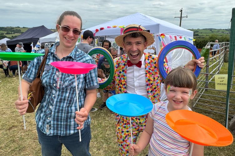 Rob Pudner of Entertainingly Different entertained at the Fete. AQ 6379