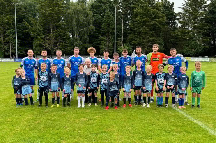 Dave Blanchford, centre, with Crediton United FC and a Crediton Youth team, before the match started. AQ 7973