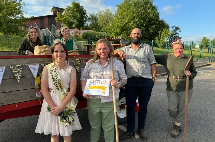 Thorne’s Farm Shop received a third prize with its ‘Those were the days’ float.  AQ 8689
