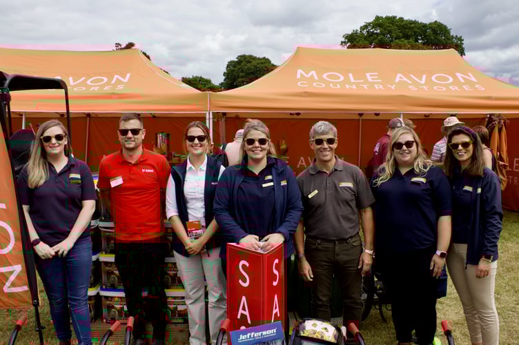 Mole Avon's stylish team with sunglasses