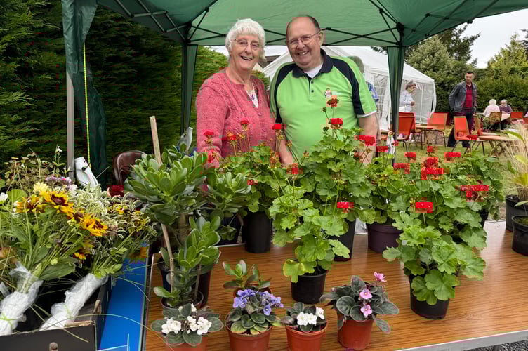 Wyn Headon and Peter Brewer ran the plant stall. AQ 0993