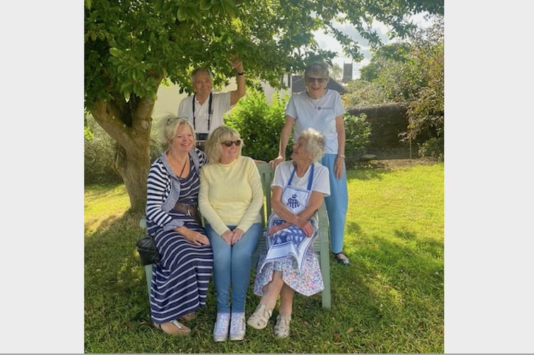 Peter and Maureen Keeble and Mary and David Nunn, with helpers Liz Knight, Joan Jenner and Brenda Fowler.