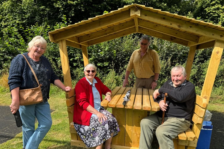 Cllr Margaret Manning, left, with Neville Enderson, and his wife, seated, with Mark from the New Inn with parrot, Captain. AQ 1423