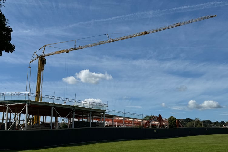 The giant crane being used to build the new Lidl store in Crediton on Friday, September 13. AQ 2547
