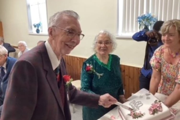 David and Thelma Hayman cutting their Diamond Wedding Anniversary cake.