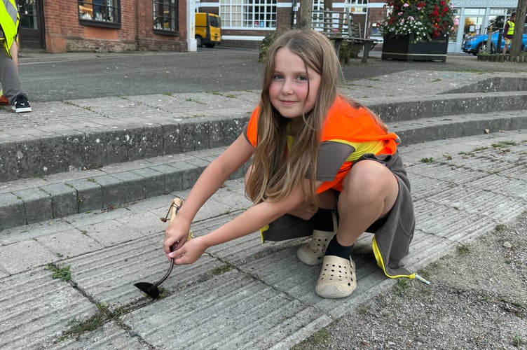 Brownies taking part in the Crediton Town Square tidy up.  AQ 3228
