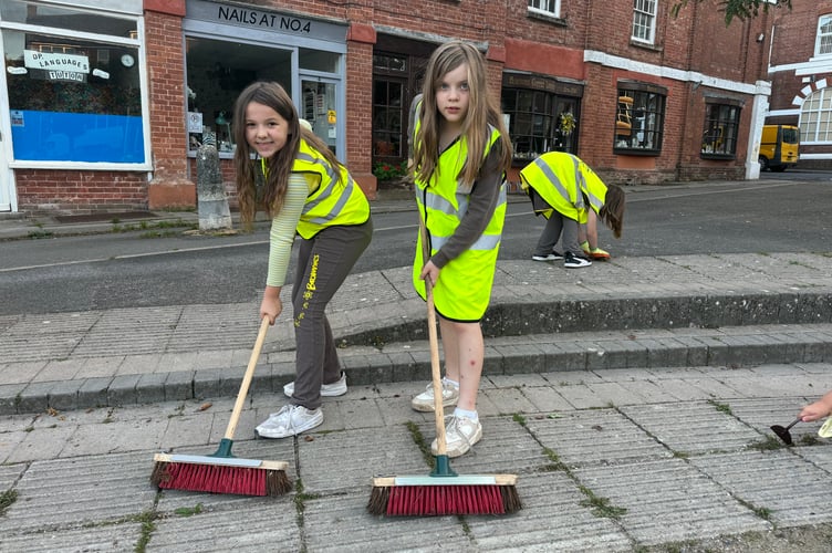 Brownies taking part in the Crediton Town Square tidy up.  AQ 3225
