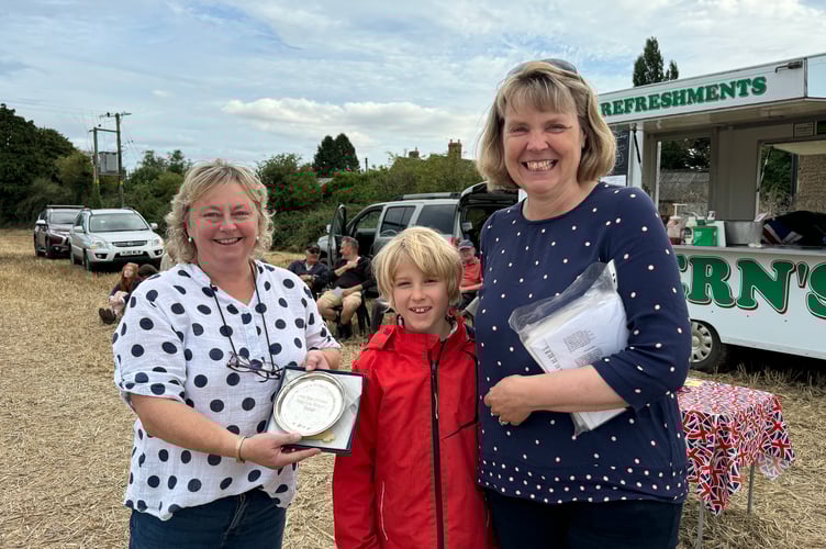 The award for Most points in cake classes went to Sarah Fox, right. AQ 3173