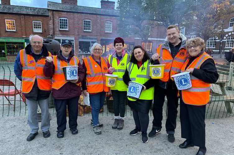 Volunteers who collected donations with Lions President Ann Whitehouse, third left. AQ 4782