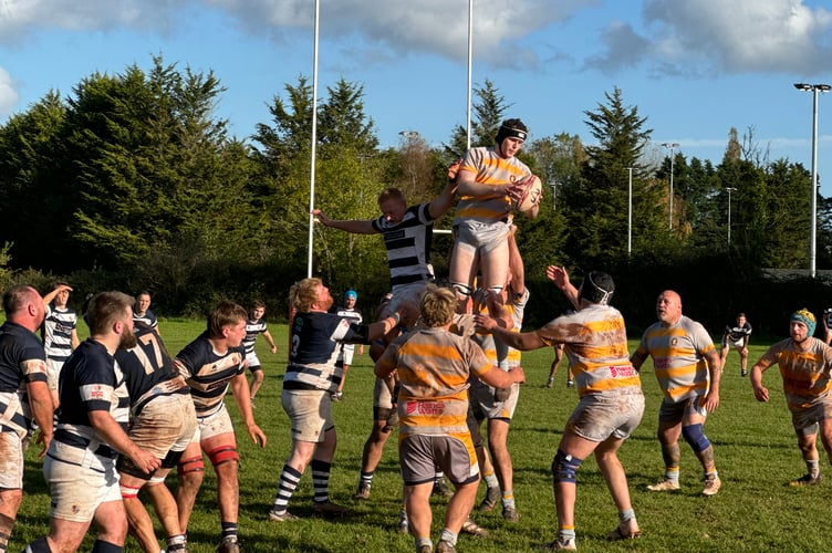 Crediton Thirds winning the line out during the game with Ilfracombe.  AQ 6296