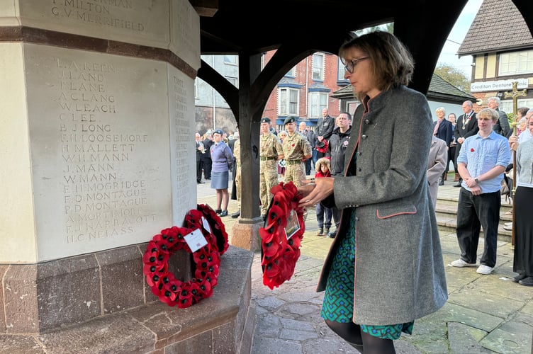 Laying a QE School wreath. AQ 7354