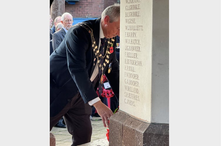 The Mayor of Crediton lays the Town Council wreath.  AQ 7321
