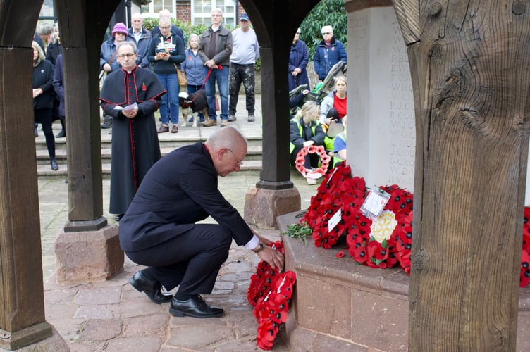 Cllr Czapiewski laying wreath