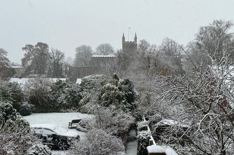 A view of Crediton Parish Church in the snow.  AQ 8077
