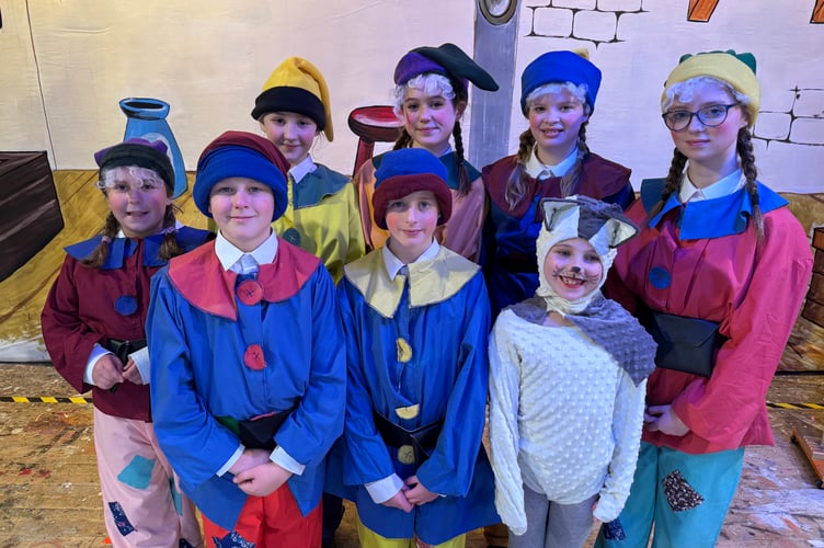 The Seven Dwarfs and Ruby the Cat.  AQ 2151
